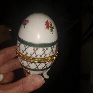 Limoges ceramic egg opens. No Tag